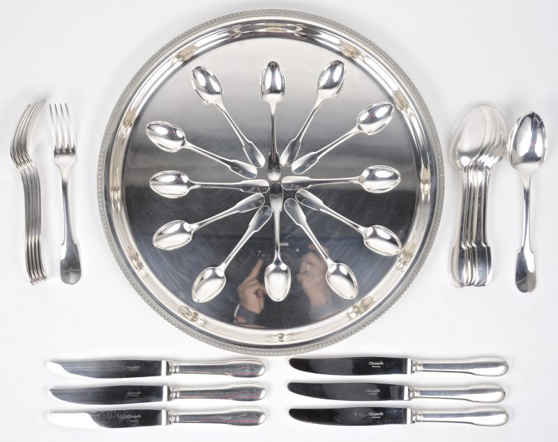 Een verzilverd metalen bestek, bestaande uit messen, lepeles en vorken voor zes personen en negen koffielepeltjes. Bijgevoegd een groot rond dienblad.