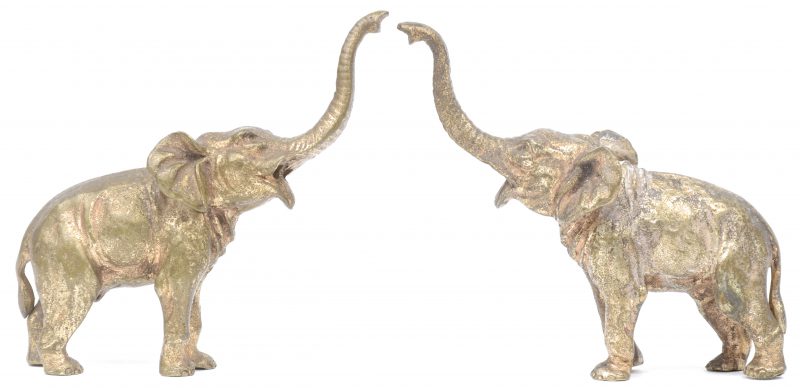Twee kleine bronzen olifantjes.