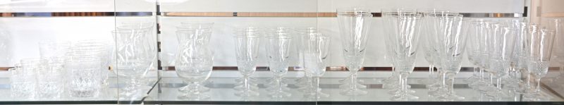 Een uitgebreid kristallen glasservies. Glazen in verschillende uitvoeringen.