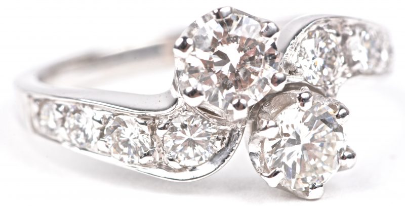“Toi et Moi”. Een 18 karaats wit gouden ring bezet met diamanten met een gezamenlijk gewicht van ± 1,20 ct. DEF. VVS - VS.