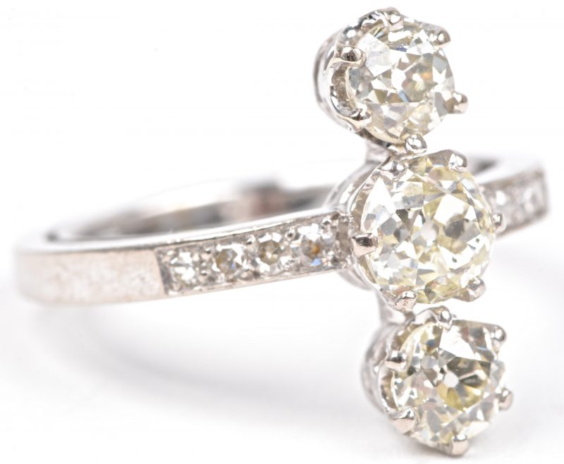 Een 18 karaats wit gouden ring bezet met diamanten met een gezamenlijk gewicht van ± 1,90 ct. K. VS - SI1.