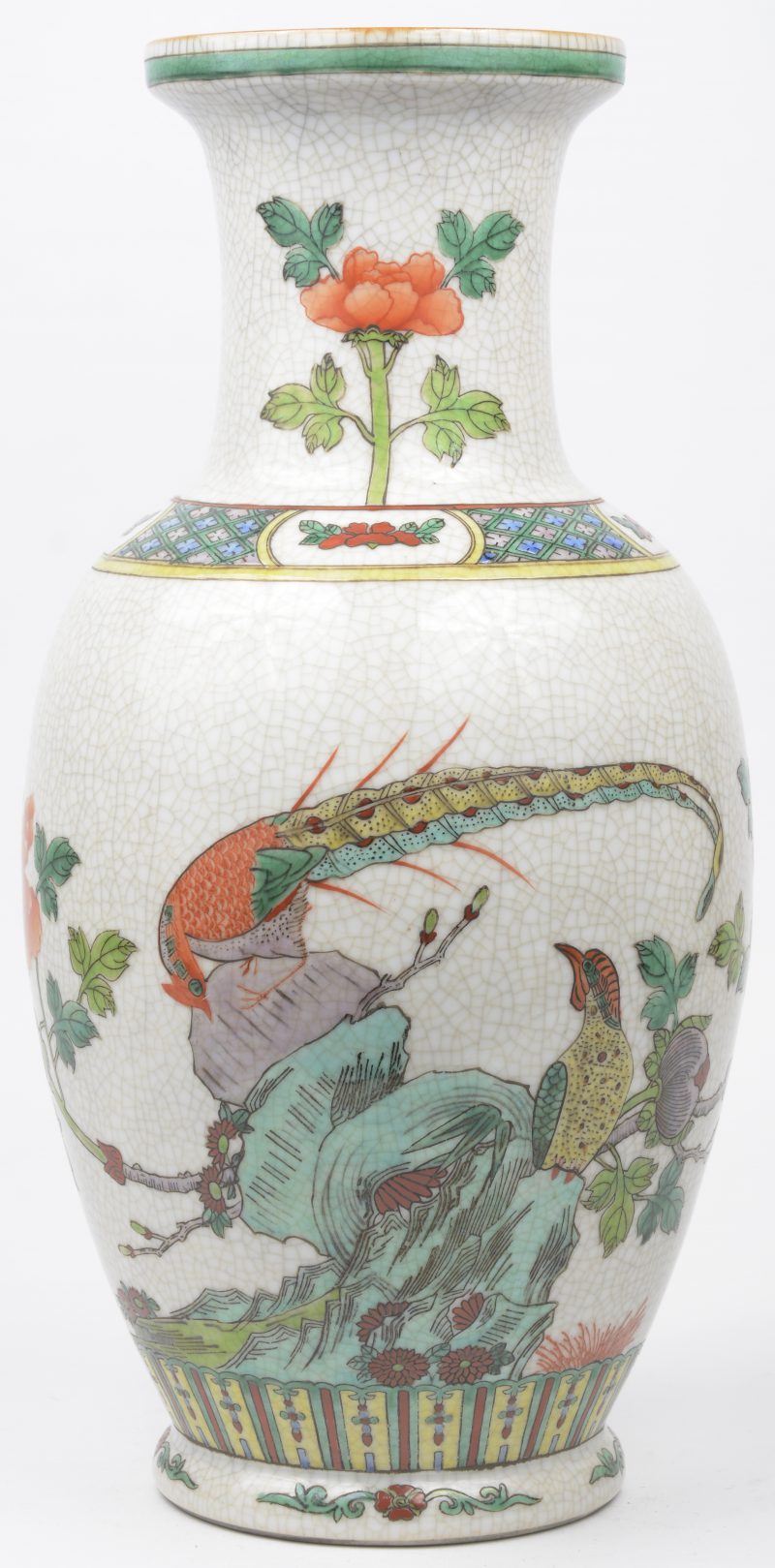 Een gecraqueleerde Chinese vaas met polychrome afbeeldingen van vogels en bloemen. Onderaan gemerkt.