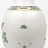 Een gecraqueleerde Chinese vaas met polychrome afbeeldingen van vogels en bloemen. Onderaan gemerkt.
