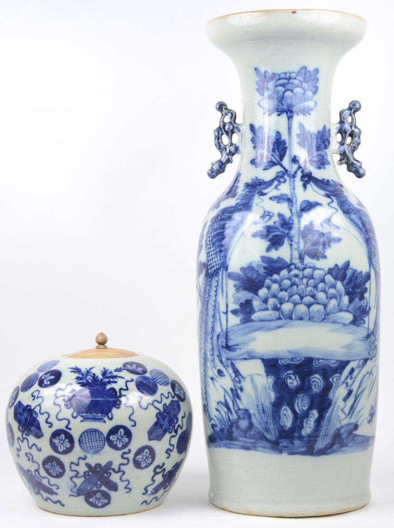Een Chinese vaas en gemberpot met blauwe versieringen. Op de vaas twee pauwen in een tuin en op de gemberpot florale motieven.