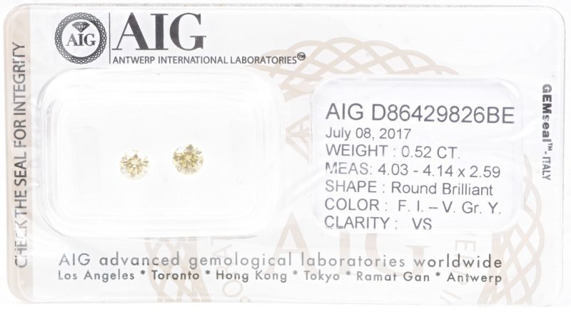 Twee gele briljanten in gesloten AIG certificaat met een gezamenlijk gewicht van 0,52 ct. Kleur FGY. VS1-2.