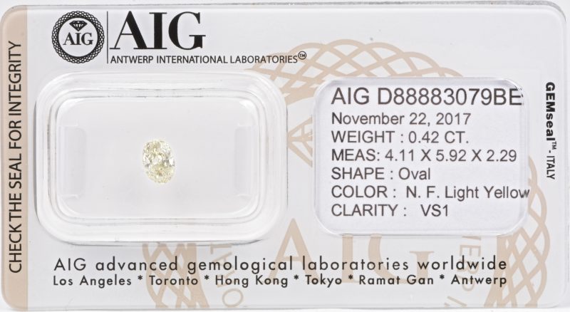 Een licht gele ovale briljant in gesloten AIG certificaat van 0,42 ct. Kleur FLY. VS1.