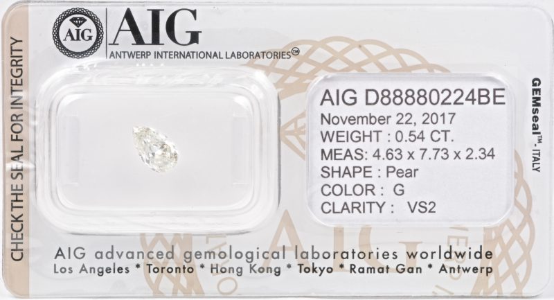 Een druppelvormige briljant in gesloten AIG certificaat van 0,54 ct. Kleur G. VS2.