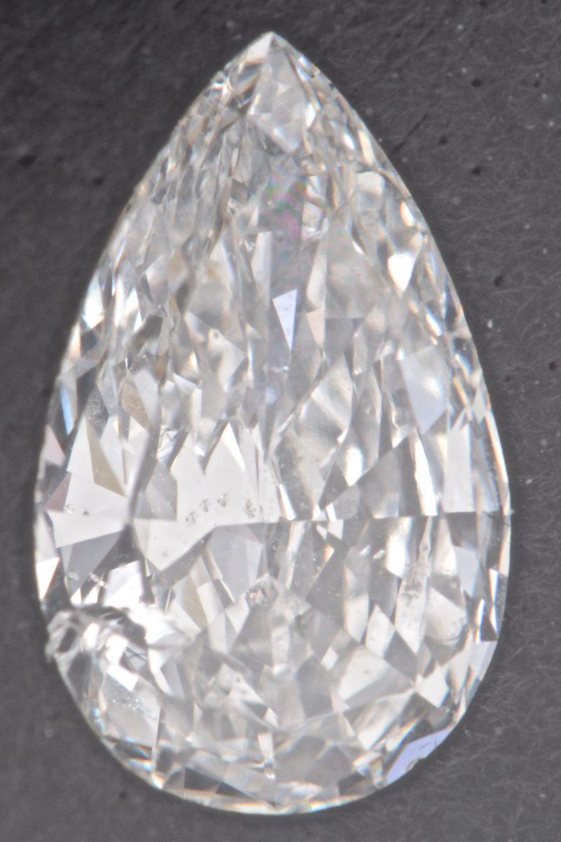 Een druppelvormige diamant van 0,58 ct. Kleur E. SI2. Met HRD certificaat.