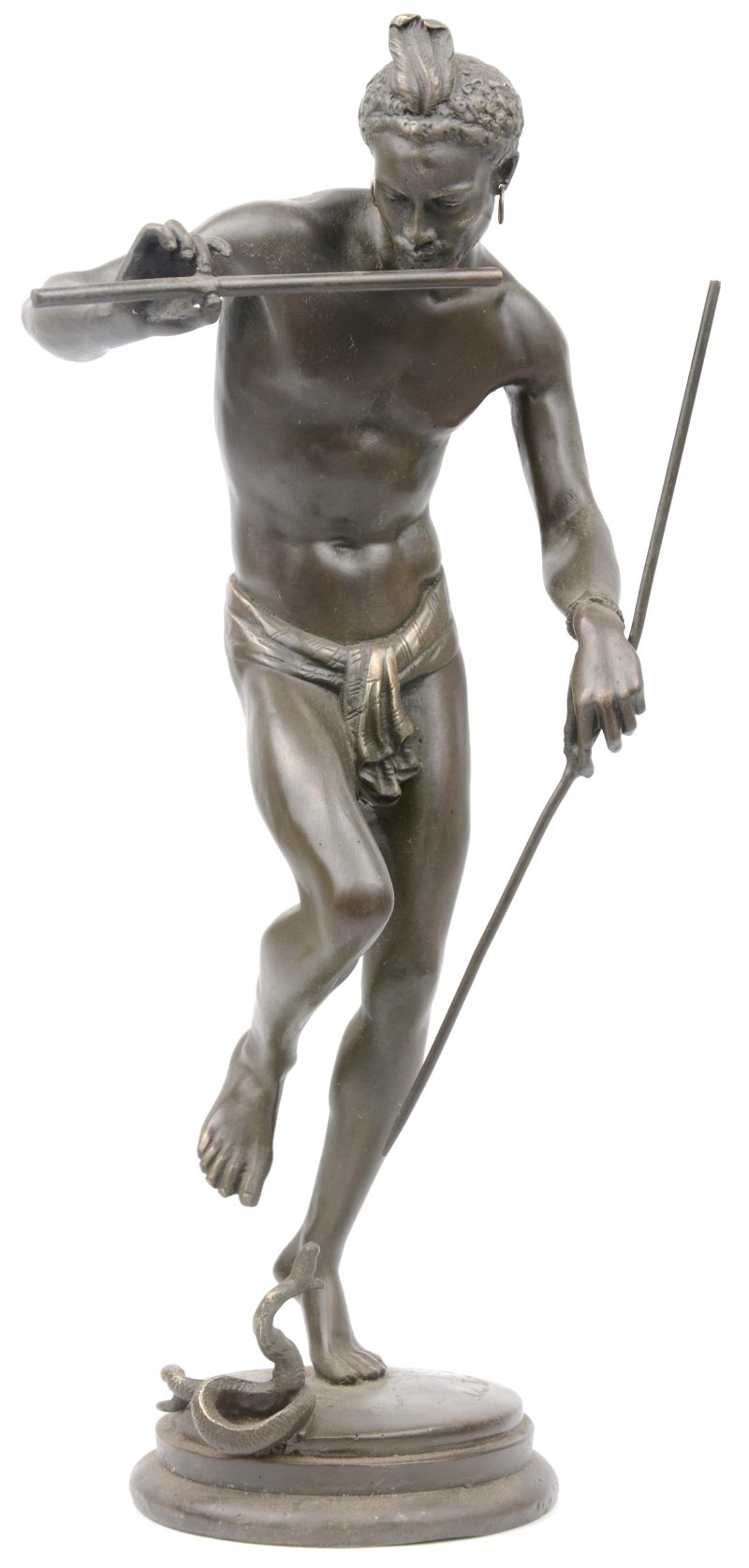 “De slangenbezweerder”. Een beeldje van donkergepatineerd brons.
