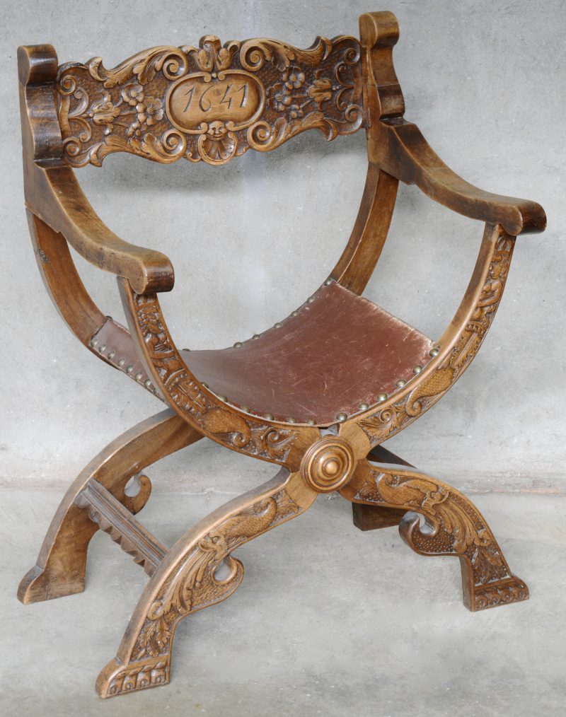 Een dafobertstoel met lederen zit en  fraai uitgewerkte rug. Gedateerd 1641.