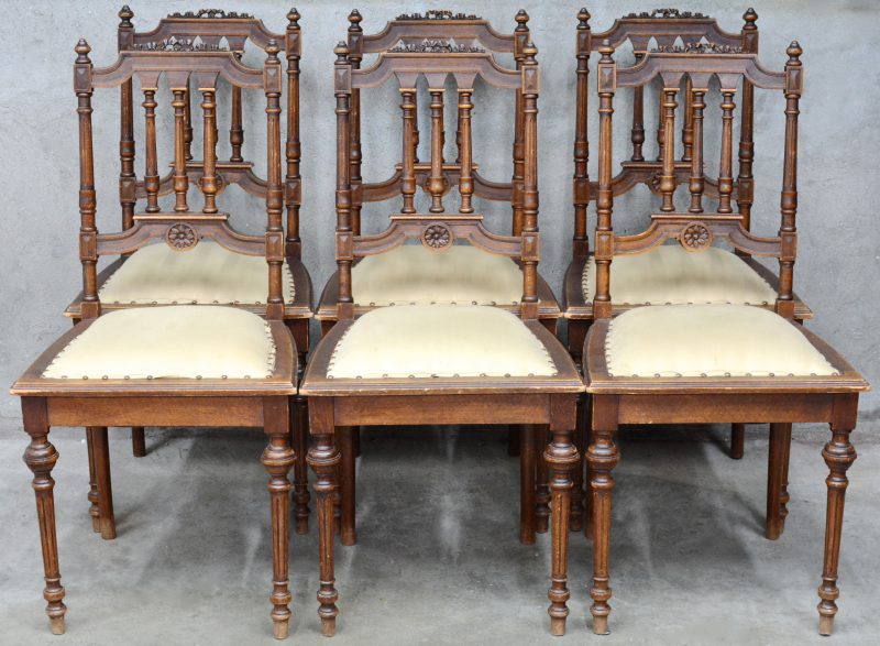 Een reeks van zes gebeeldhouwde stoelen in Lodewijk XVI-stijl.