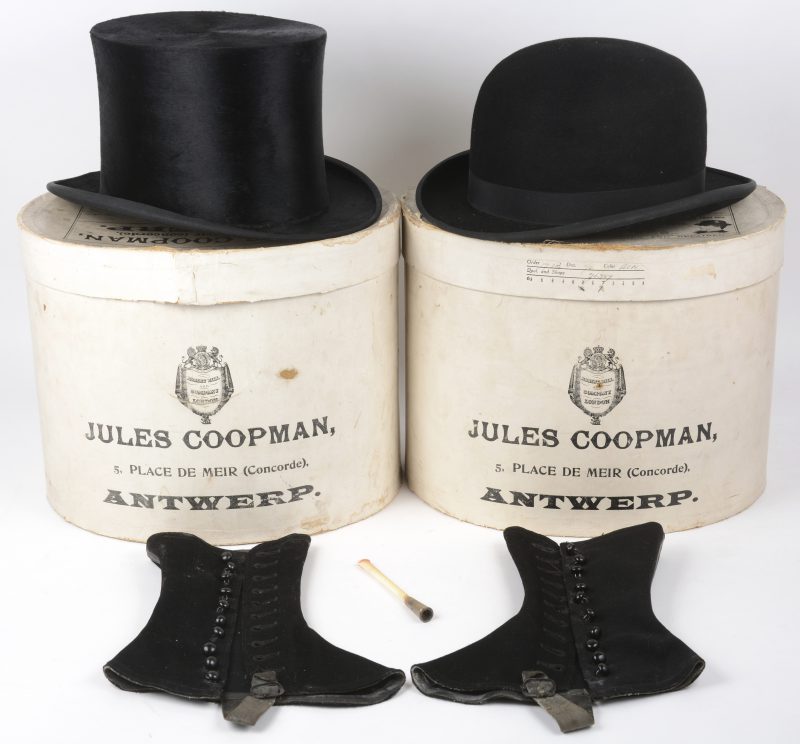Een hoge hoed en een bolhoed in originele hoedendozen. De eerste van Jules Coopman en de tweede van Charhay te Antwerpen.