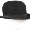 Een hoge hoed en een bolhoed in originele hoedendozen. De eerste van Jules Coopman en de tweede van Charhay te Antwerpen.