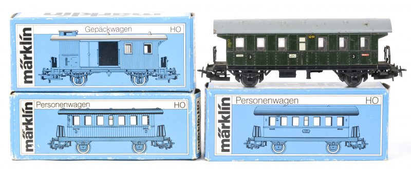 Een bagagewagon en drie passagierswagons van de Duitse spoorwegen. Op één na in originele dozen.