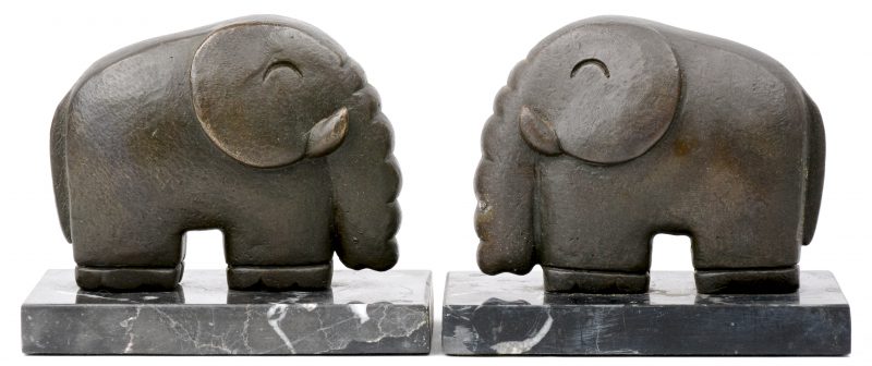 Twee gestileerde bronzen olifantjes op zwart marmeren sokkeltjes.