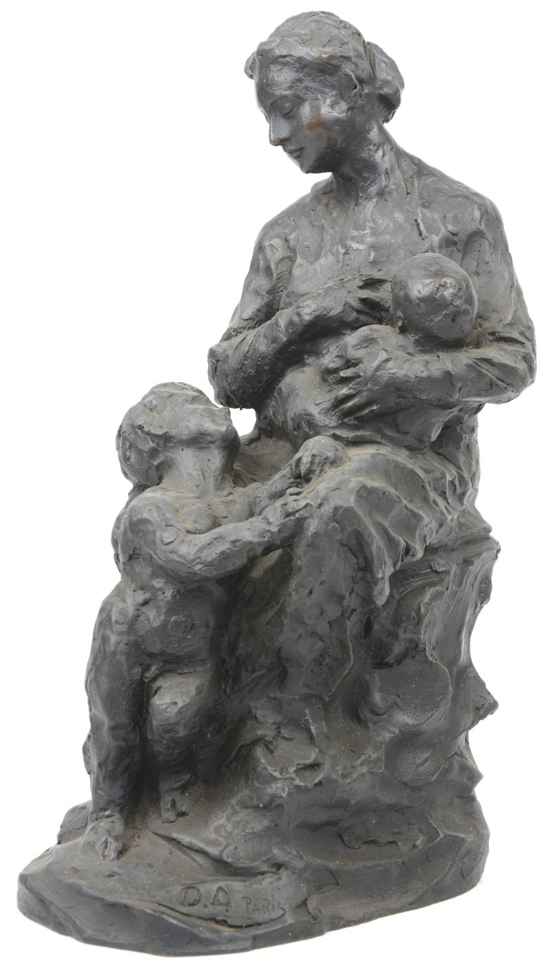 “Moeder met kinderen’. Een bronzen beeld, gemonogrameerd D.A. Paris.