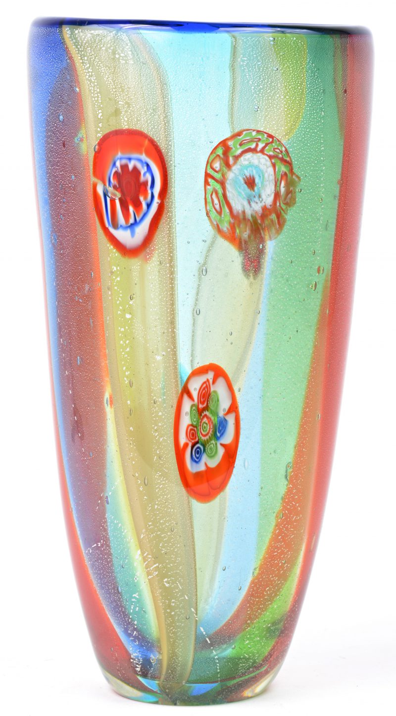 Een vaas van gekleurd glas in Murano-stijl.