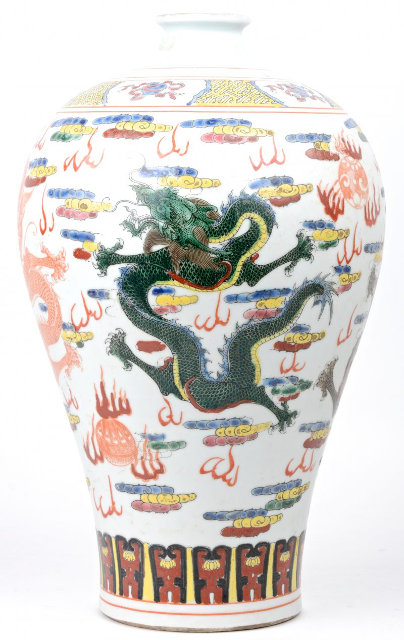 Een Chinese porseleinen vaas met polychrome afbeeldingen van draken. Onderaan gemerkt.