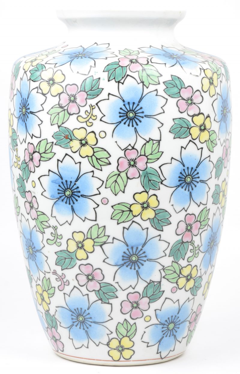 Een porseleinen vaas met bloemmotief.
