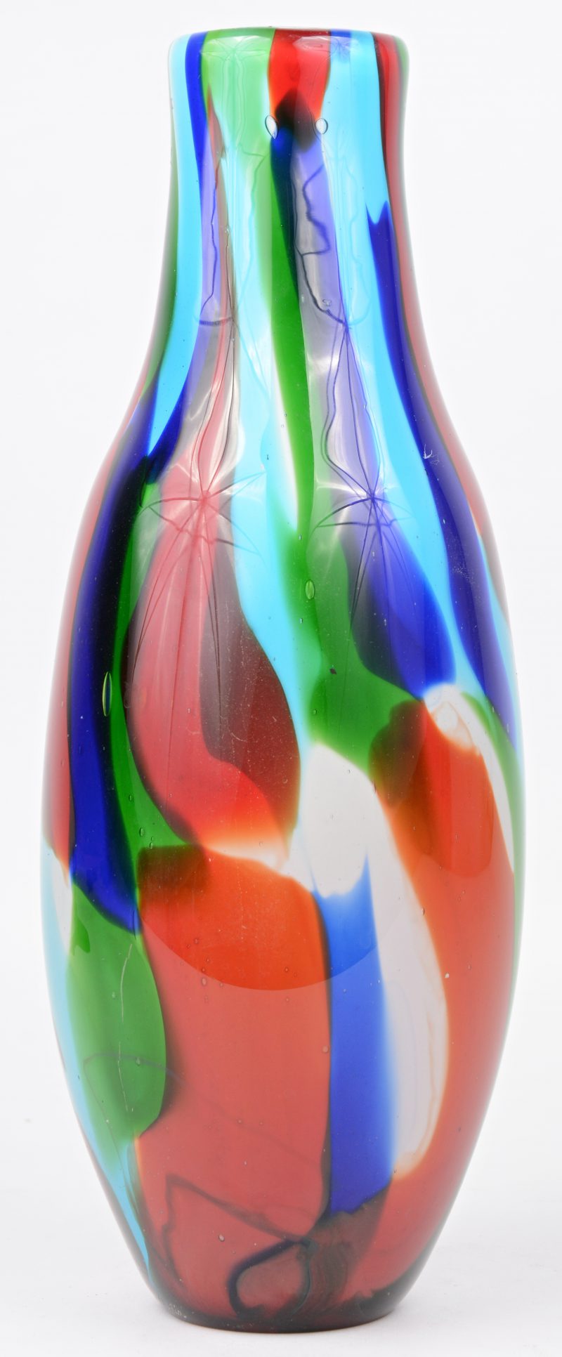 Een design-vaas van meerkleurig glas.