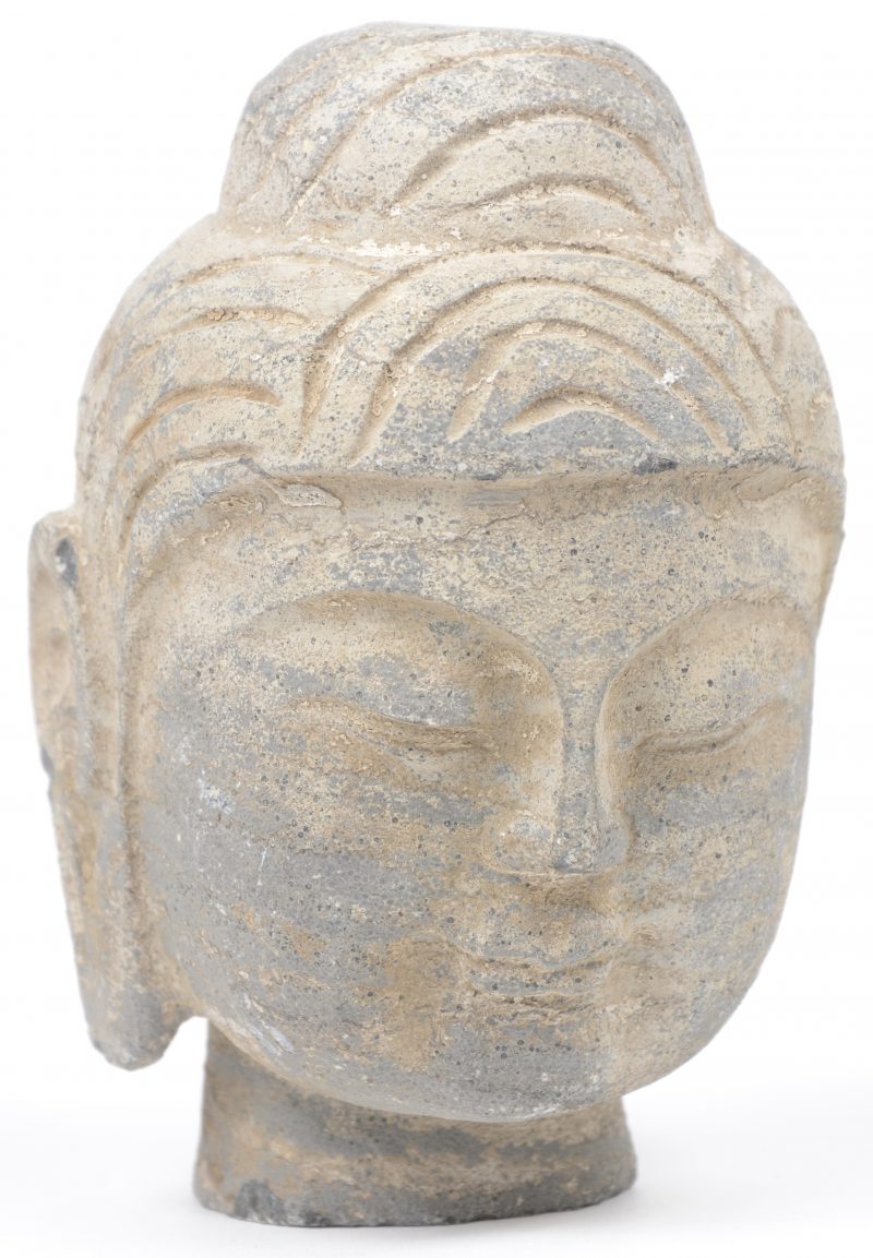 Een stenen boedha-hoofd.