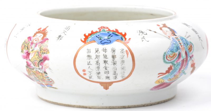 Een Chinees porseleinen kommetje met een decoratie van krijgers en tekst in cartouches. Onderaan gemerkt.