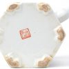 Een zeshoekige theepot in Chinees porselein met een decoratie van spelende kinderen en tekst. Onderaan gemerkt.