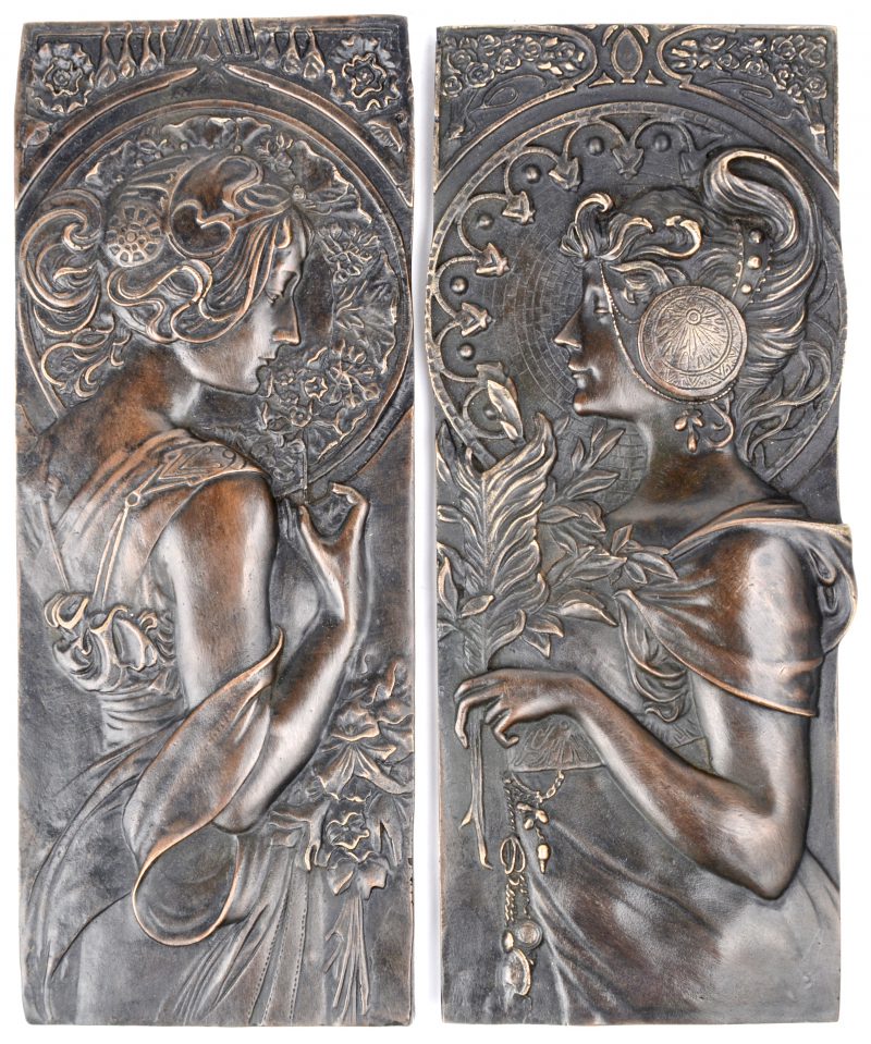 Twee bronzen plaquettes naar bekende werken van Alphonse Mucha.