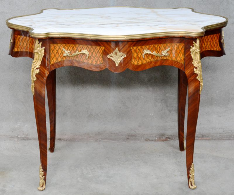 Een tafel in Louis XV stijl met bronzen beslag en witmarmeren tafelblad.