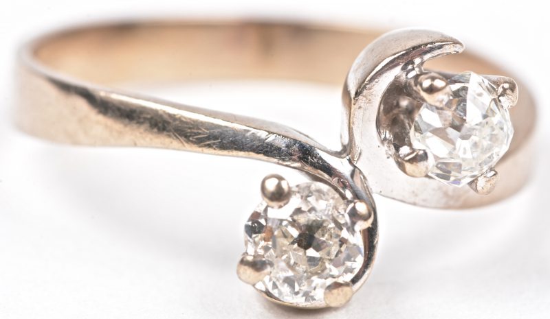 “Toi et Moi”. Een 18 karaats wit gouden ring bezet met briljanten met een gezamenlijk gewicht van ± 0,50 ct.