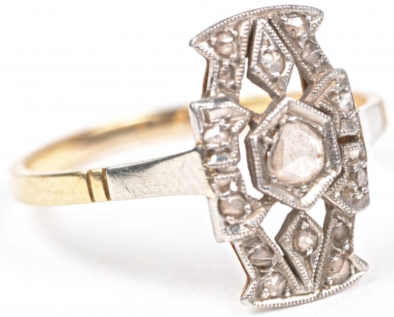 Een 18 karaats wit en geel gouden art deco ring bezet met diamanten oude slijp met een gezamenlijk gewicht van ± 0,20 ct.