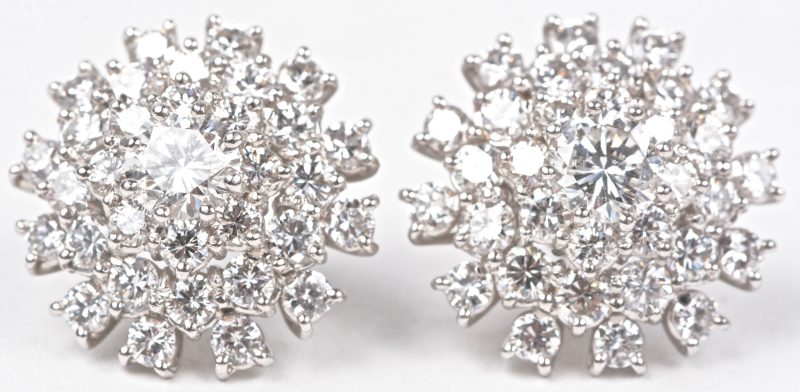 Een paar 18 karaats wit gouden oorbellen bezet met diamanten met een gezamenlijk gewicht van ± 1,44 ct.