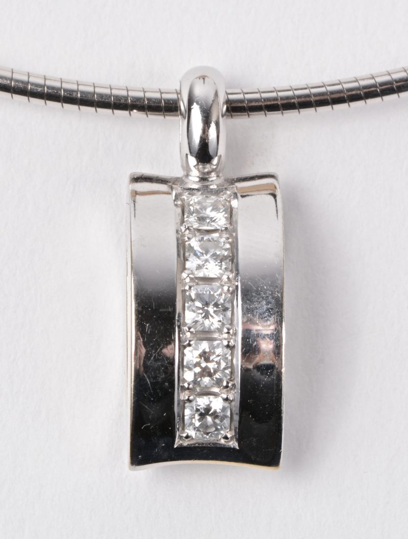 Een 18 karaats wit gouden ketting met hanger bezet met diamanten princess cut met een gezamenlijk gewicht van ± 0,50 ct.
