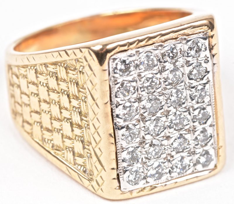 Een 18 karaats wit en geel gouden ring bezet met briljanten met een gezamenlijk gewicht van ± 0,92 ct.