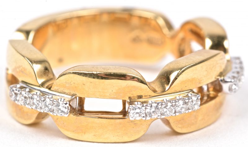 Een 18 karaats geel gouden ring bezet met briljanten met een gezamenlijk gewicht van ± 0,22 ct.