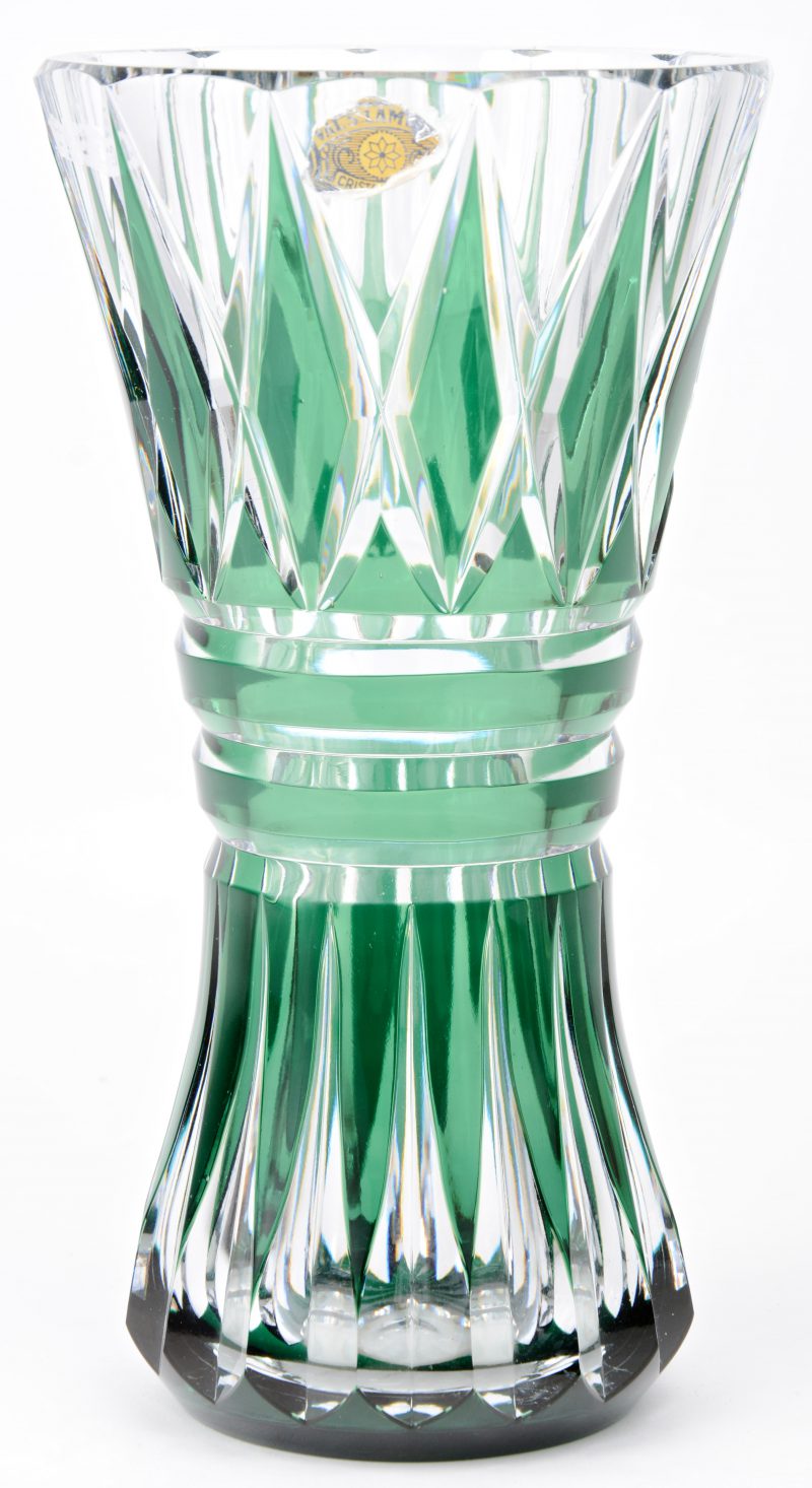 Een vaas van geslepen groen en kleurloos kristal. Gemerkt onderaan en met label.