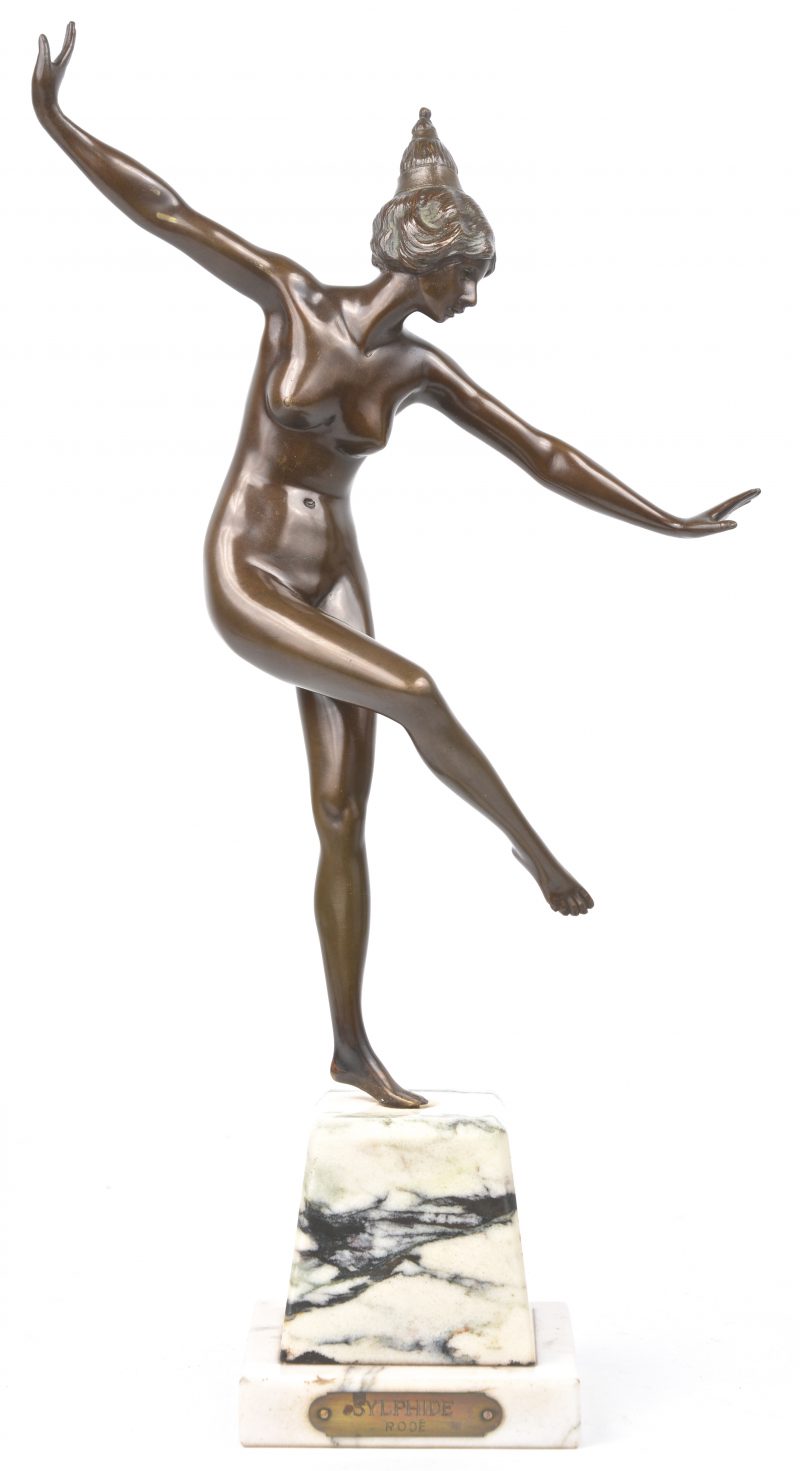 “Sylphide”. Een bronzen beeld op grijs geaderd marmer.