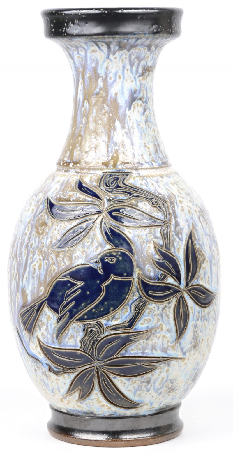 Een vaas van meerkleurig geglazuurd Belgisch aardewerk met een decor van vogels. Onderaan gemerkt. Decor 30-0R1.