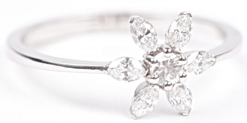 Een 18 karaats wit gouden bloemvormige ring bezet met briljanten met een gezamenlijk gewicht van 0,46 ct. Kleur D-F, VVS.