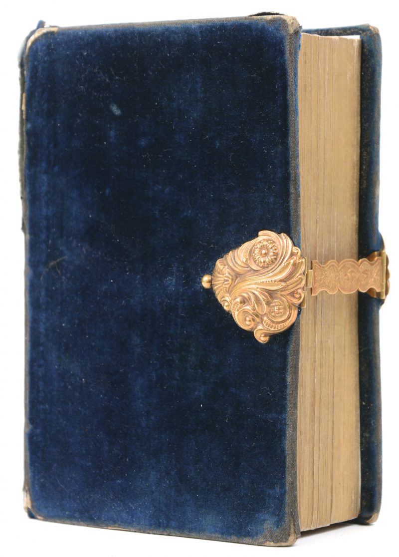 Een gebedsboekje met 18 karaats geel gouden gegraveerde versiering en slot en goud op snee. Gedateerd 1839. Letsel aan het fluweel.