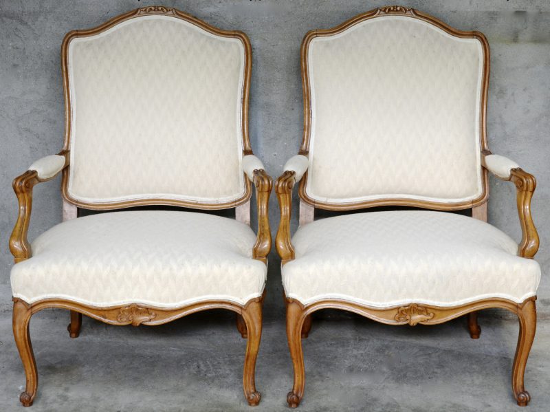 Een paar Lodewijk XV fauteuils-à-la-Reine.