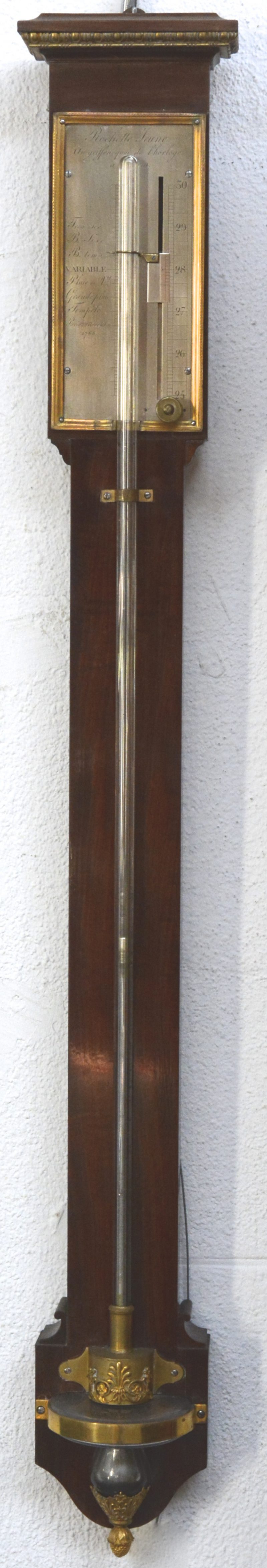 Een mahoniehouten staafbarometer. Gedateerd 1768.