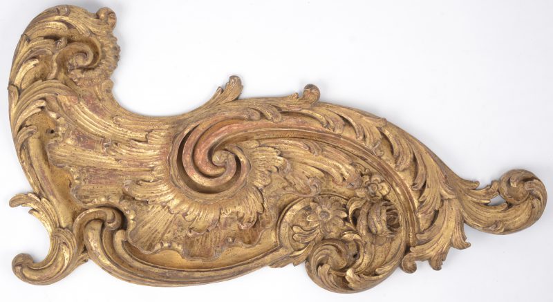 Een verguld sierstuk van gebeeldhouwd hout in Lodewijk XV-stijl.