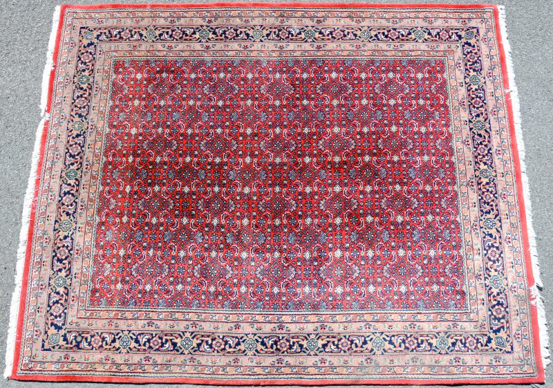 Een handgeknoopt wollen tapijt.