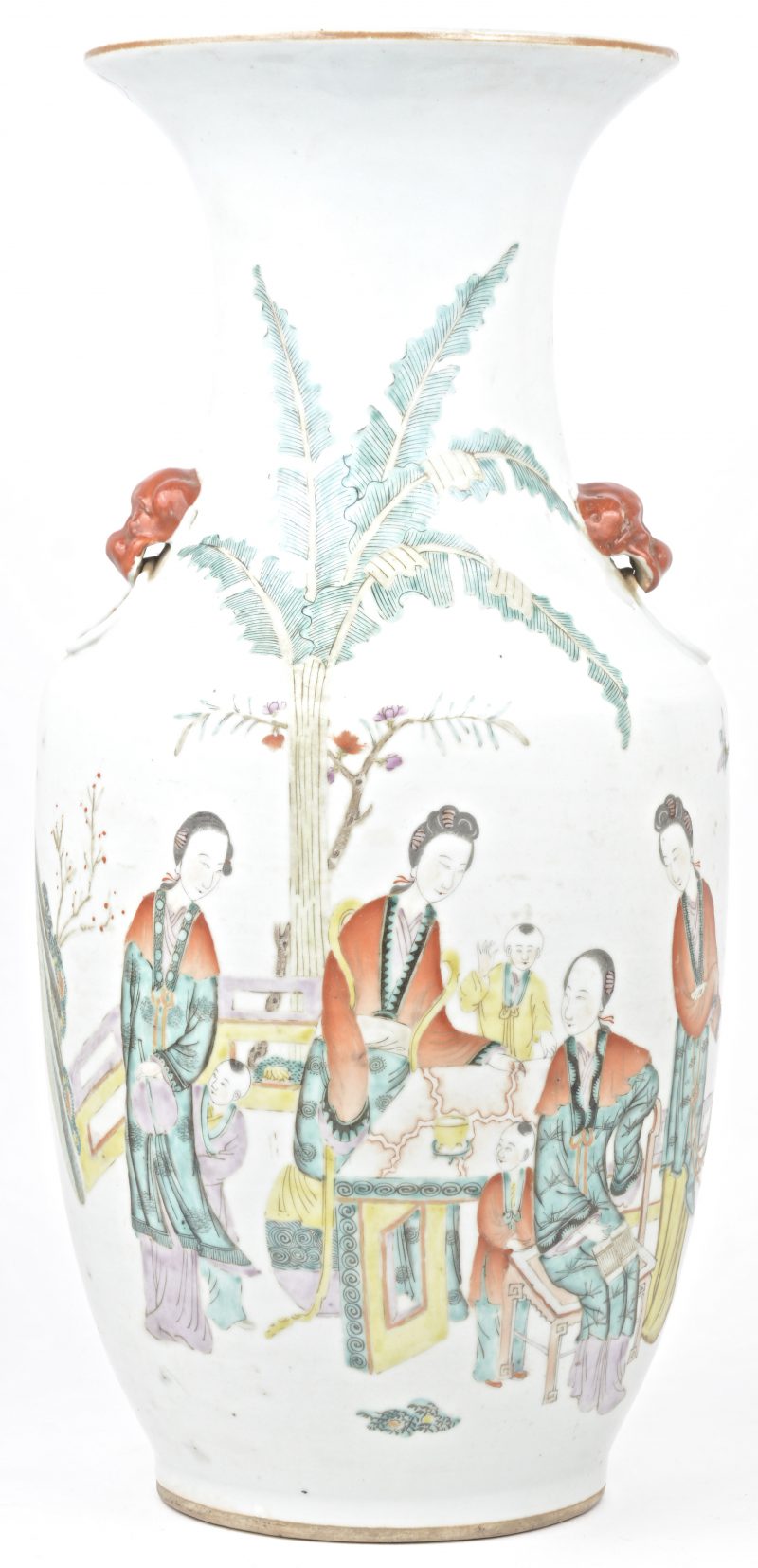 Een balustervaas van Chinees porselein met een meerkleurig decor van personages in een tuin.
