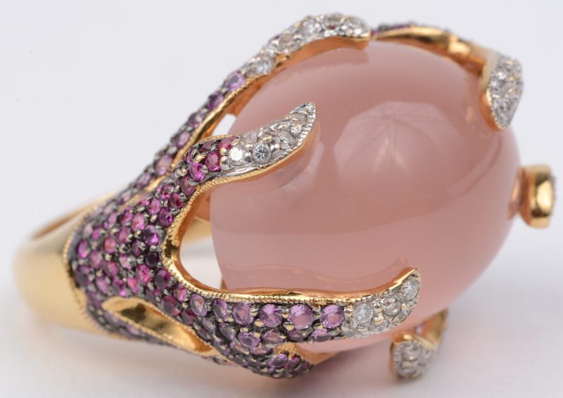 Een 18 karaats geel gouden ring bezet met diamanten met een gezamenlijk gewicht van ± 0,30 ct. en met roze saffieren en een centrale roze kwarts van ± 34 ct.