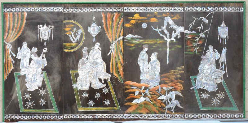 “Dansende en musicerende vrouwen”. Vier gelakt houten panelen, ingelegd met parelmoer.