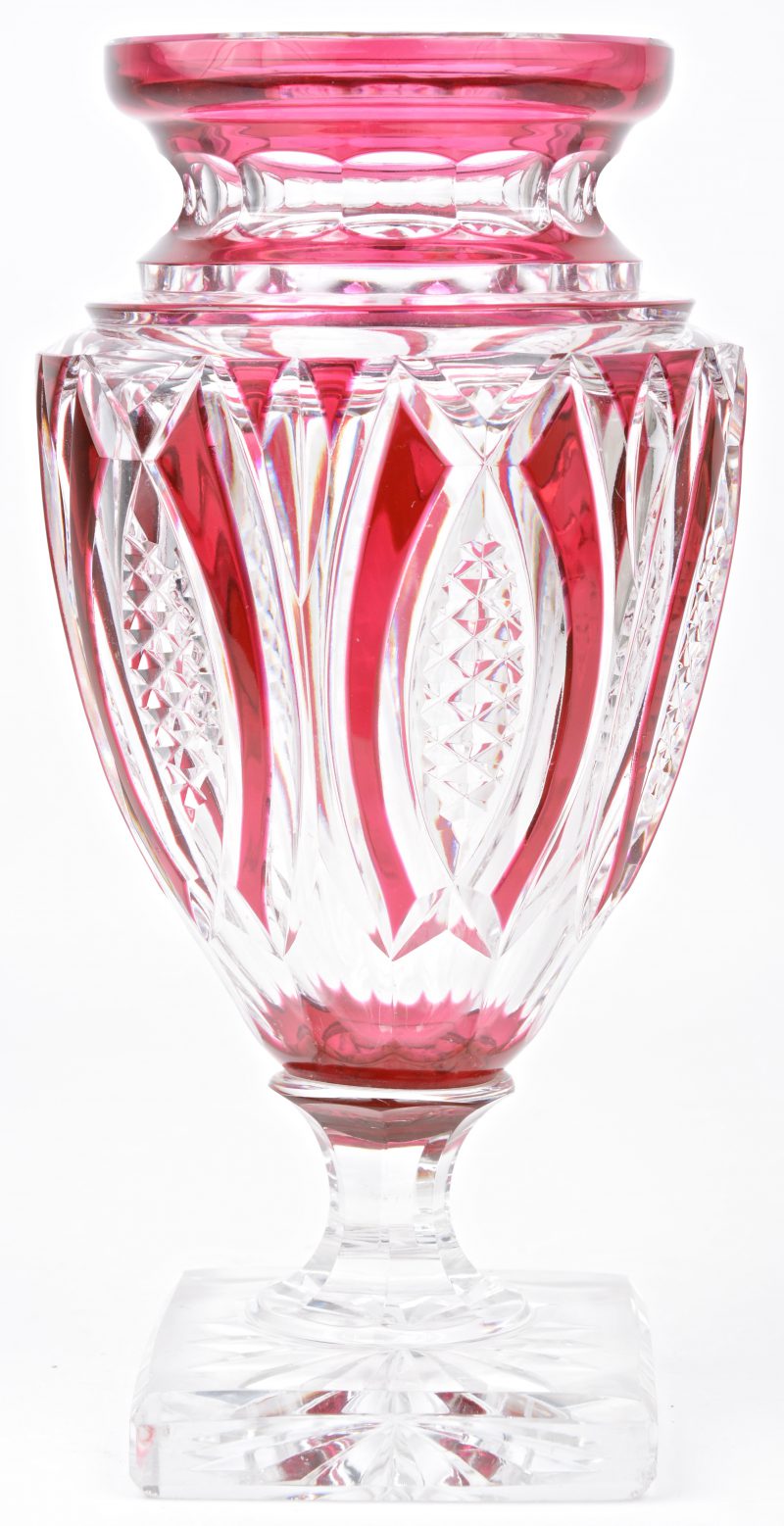Een rode kristalen vaas model Jupiter. Gekrast aan de hoeken van de voet.
