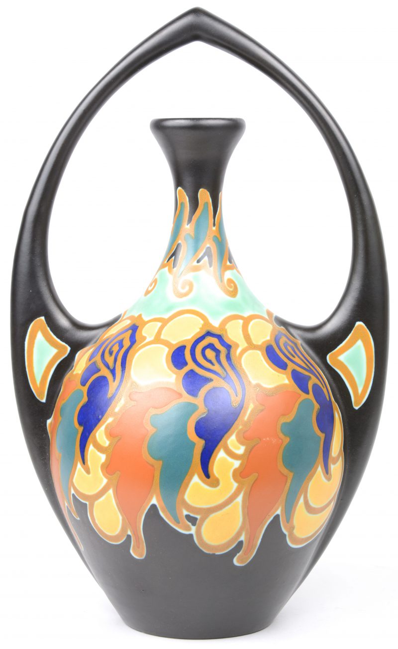 Een art nouveau vaas van meerkleurig plateel. Decor ‘Argos’. Onderaan gemerkt. Gaaf.