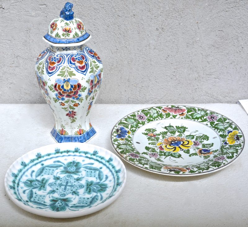 Een lot Delfts aardewerk, bestaande uit een dekselvaas van De Pauw en twee borden van de Porceleyne Fles. Gemerkt.